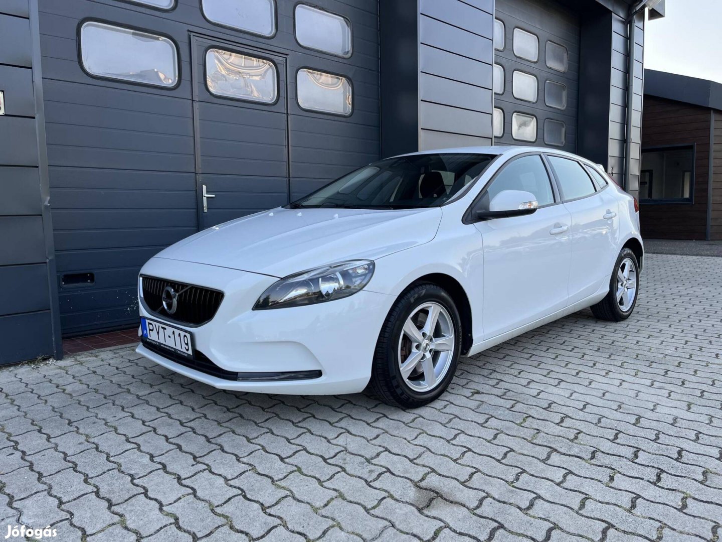 Volvo V40 2.0 D [D3] Kinetic Szervizkönyv / 1.T...